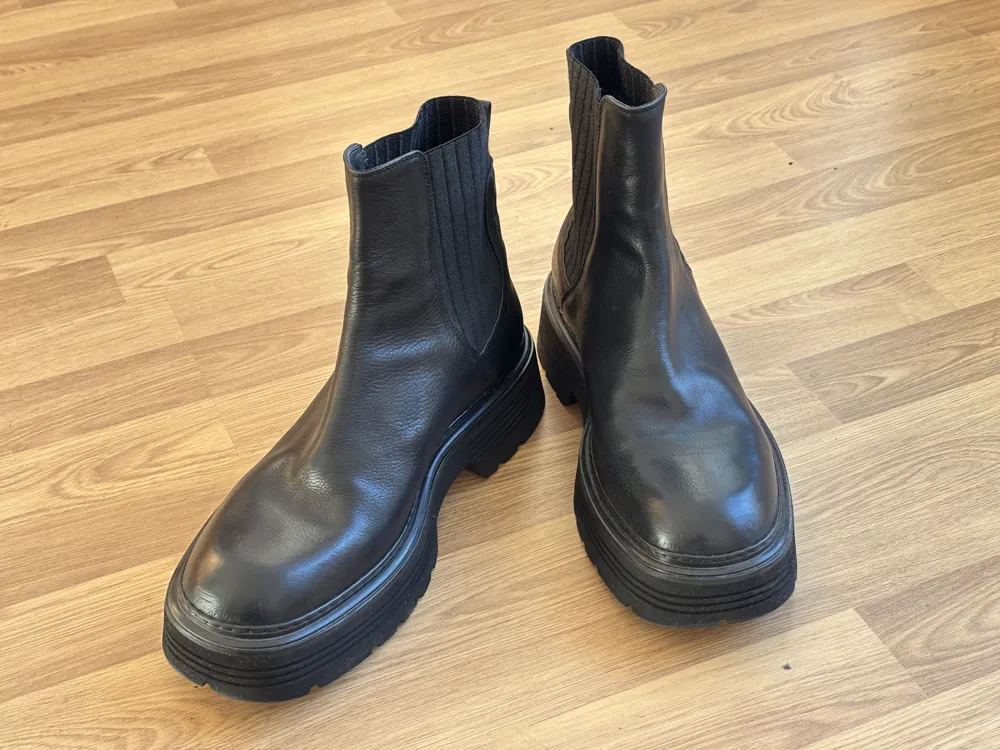 Chelsea Boots von FRU.it in klassischem Schwarz, Größe 42