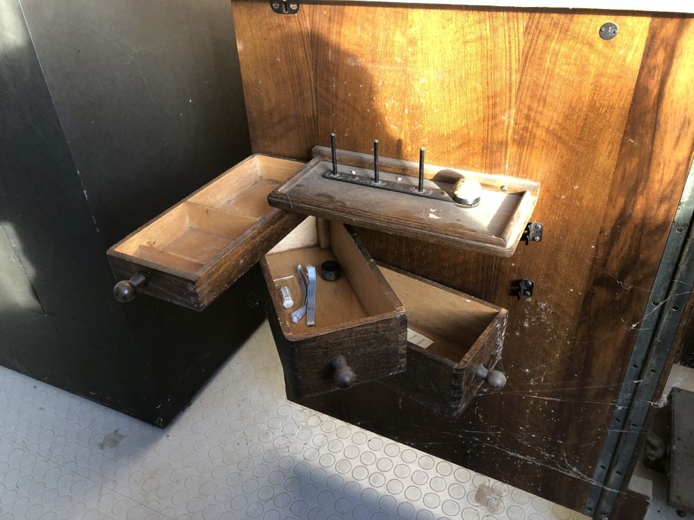 Alte Nähmaschine, Schrank, Pfaff